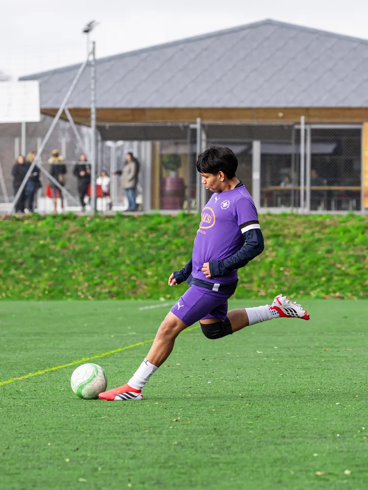 Un junior C frappe le ballon en match